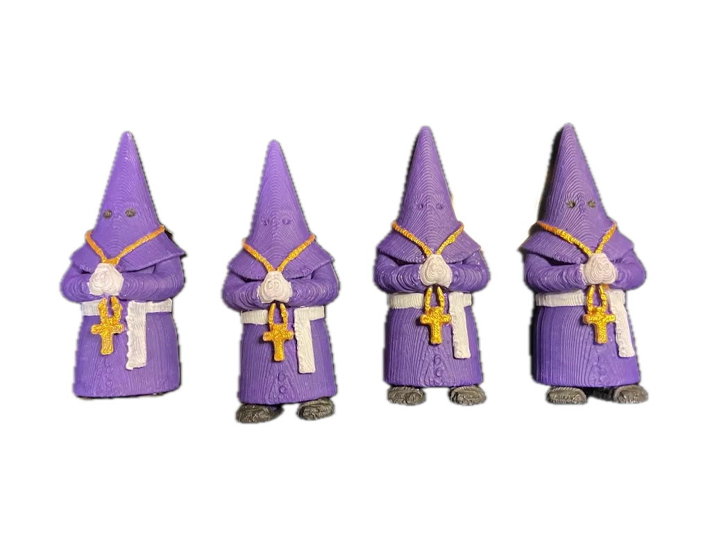 Cuatro imanes artesanales del Cucurucho en fila sobre fondo blanco
