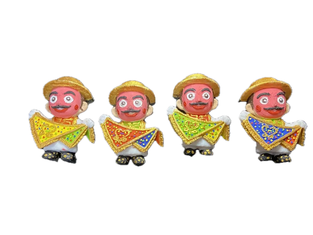 Cuatro imanes artesanales del Danzante de Yaruquíes en fila sobre fondo blanco, con pañolones de distintos colores