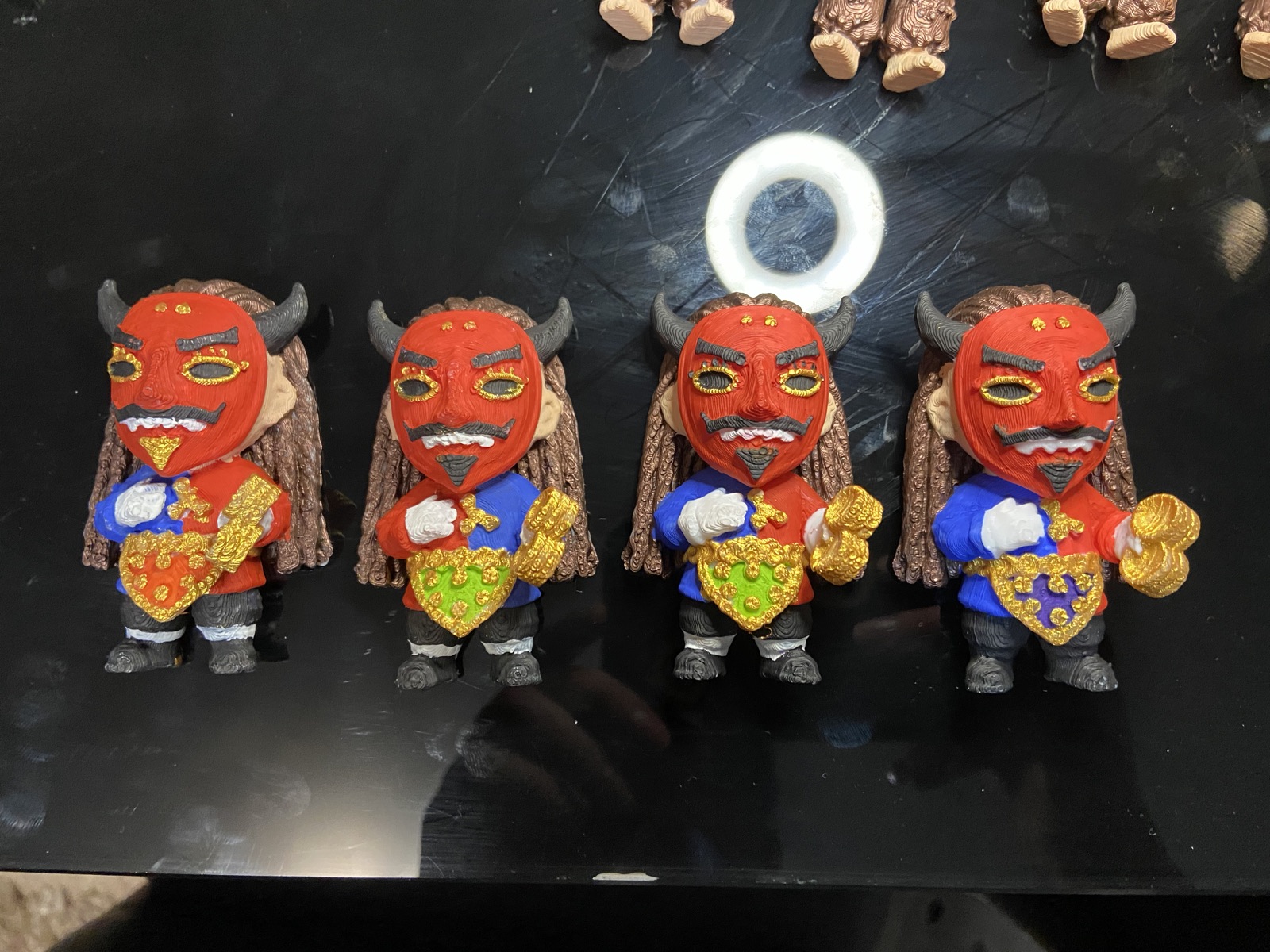Vista cenital de los cuatro imanes de Diablo de lata en la mesa del taller