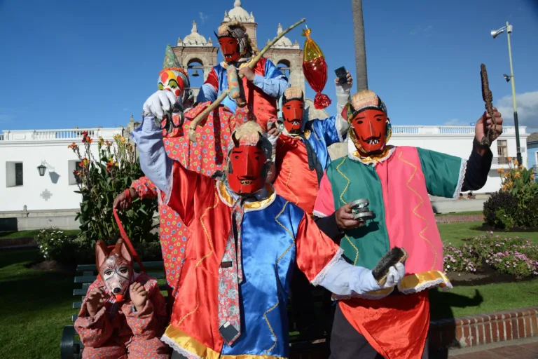 Grupo de Diablos de lata posando en una plaza de Riobamba