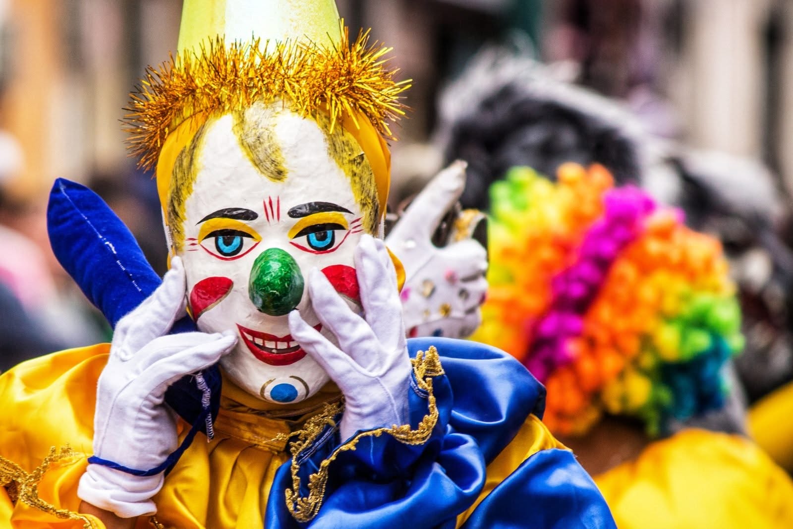 Primer plano de la máscara del Payaso riobambeño en el pase