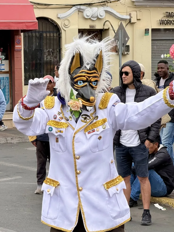 Perro con máscara de pelaje blanco y traje de general blanco con galones dorados